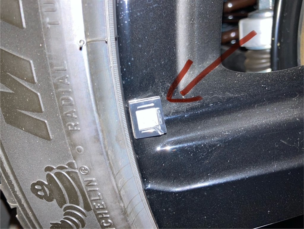 リアホイルに左右に1c㎡のシールが付いています？』 トヨタ クラウン