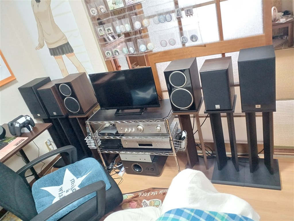 間にテレビを入れて、ラックにはオーディオだけにしてみました