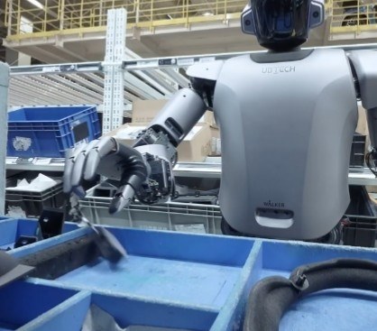 Walkerというパソコン型の乗り物です。特殊なセンシング技術の乗り物です。 人型ロボットが自動車工場で働く。品質管理AIを内蔵し、人の