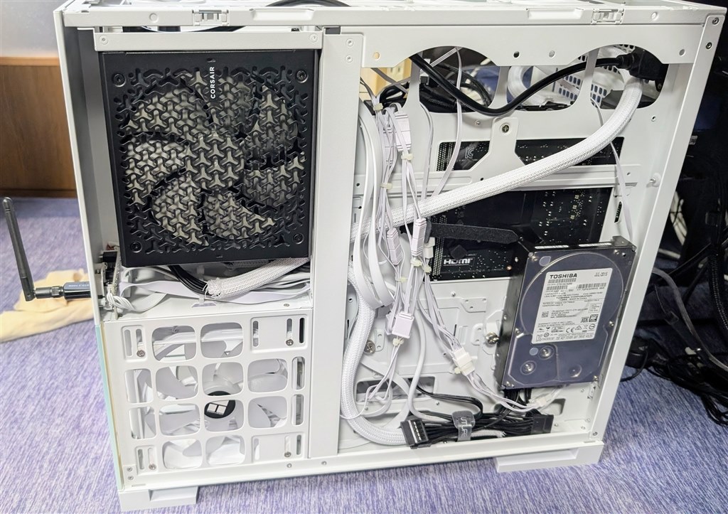 電源回りの配線を除けば文句なしのケースです。』 Geometric Future