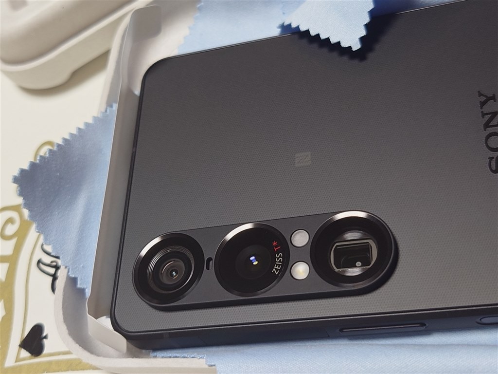 カメラの横のキズ？は仕様でしょうか不良でしょうか』 SONY Xperia 1
