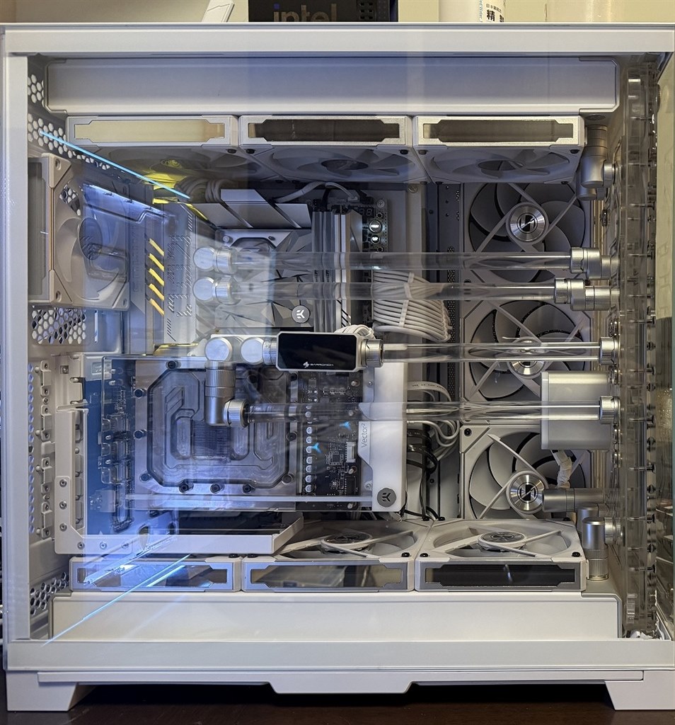 EKWBの5080TUF専用の水冷GPUブロックが使えるはず』 ASUS TUF