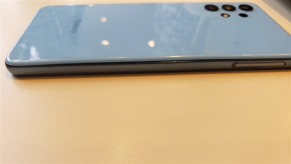裏のカバーが自然に外れました』 サムスン Galaxy A32 5G SCG08 au の