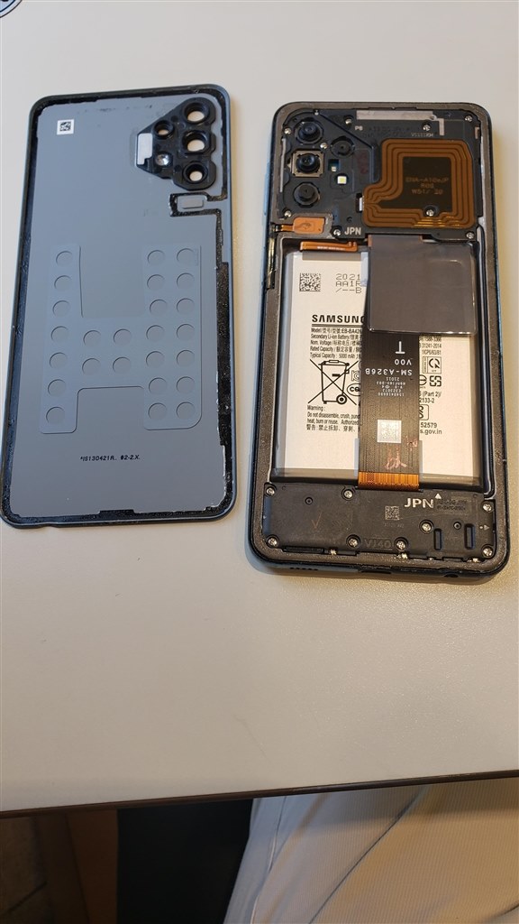 裏のカバーが自然に外れました』 サムスン Galaxy A32 5G SCG08 au の