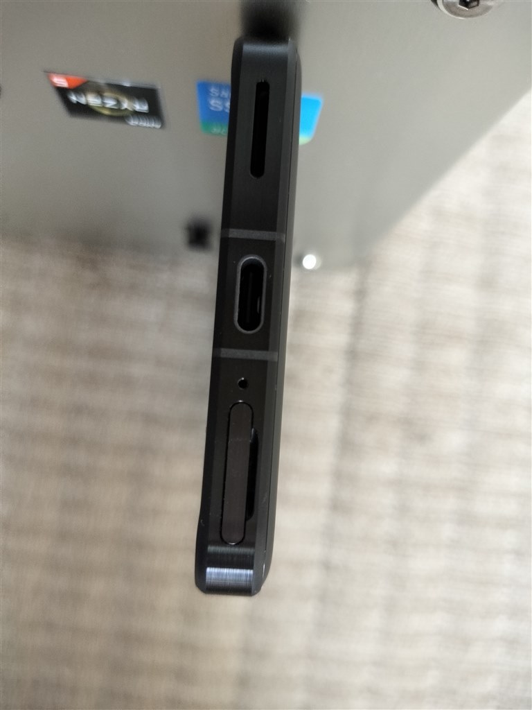 この穴の機能を教えてください。』 FCNT arrows Alpha M08 SIMフリー