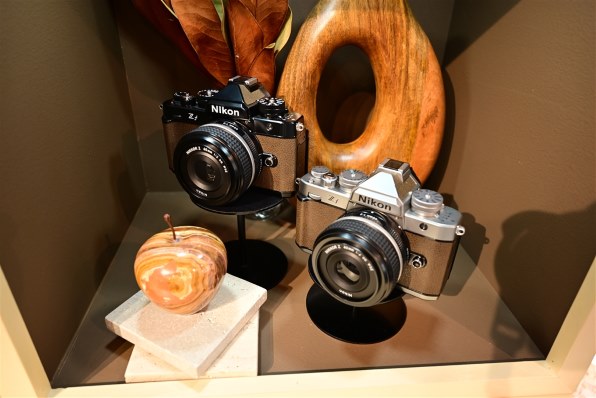 Nikon Zf ＋ NIKKOR Z 40mm f/2 SE レンズキット ニコン Z f 40mm f/2(SE)レンズキット [ブラック] 価格比較