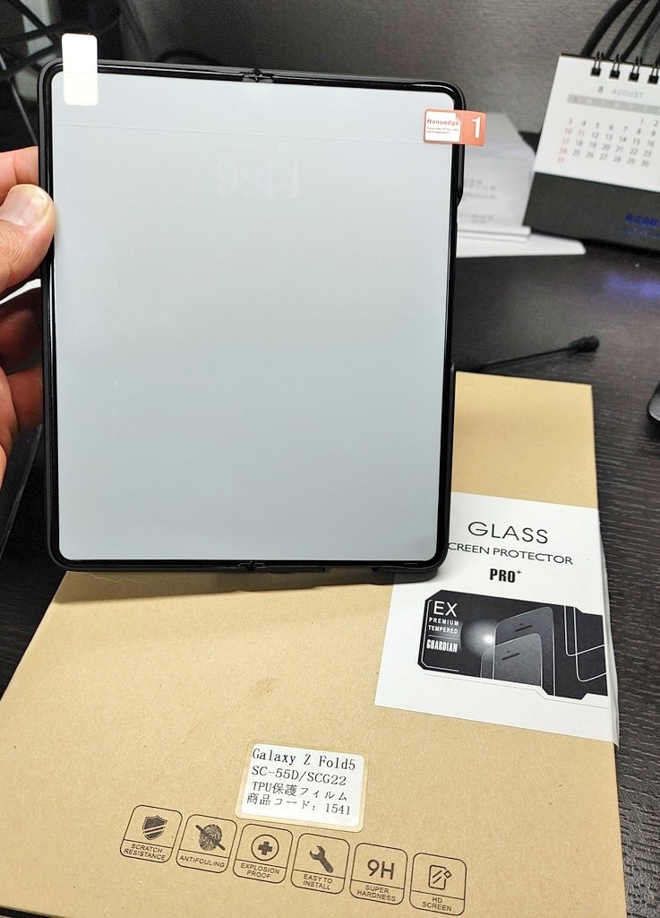 メイン画面のフィルム中央の端が少し剥がれてきた』 サムスン Galaxy Z