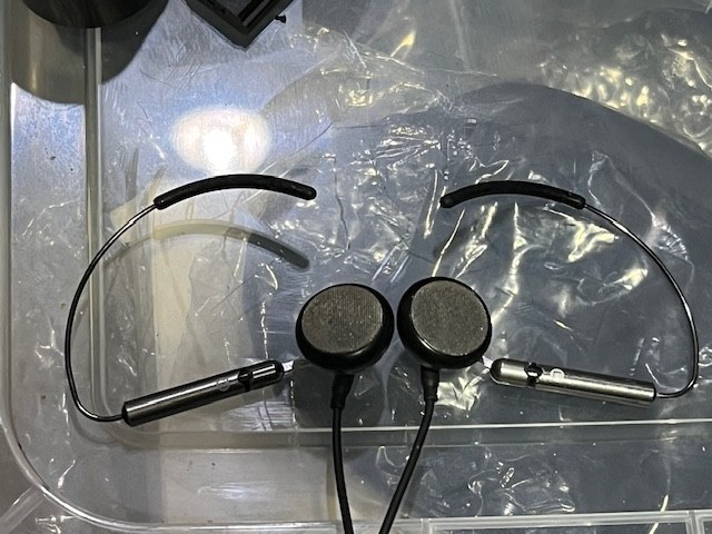 イヤーフックが両方おれたジャンクを修理してみた』 CREATIVE Aurvana