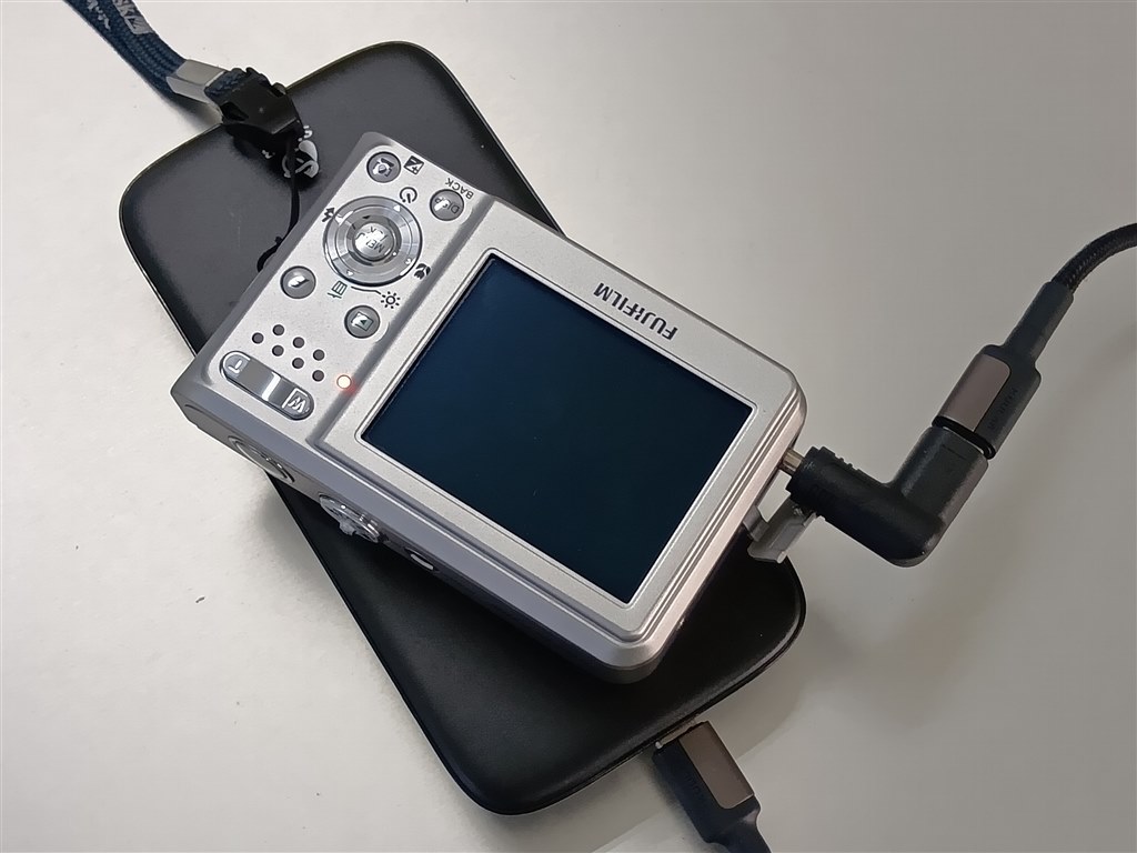 FinePix F30の充電アダプター』 富士フイルム FinePix F30 のクチコミ